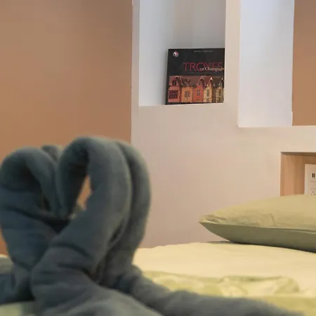 - Aux Pieds Du Cube