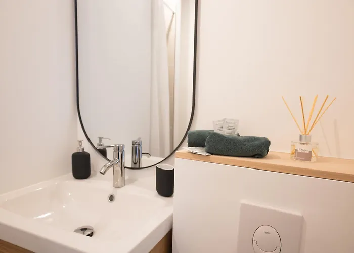 - Aux Pieds Du Cube *