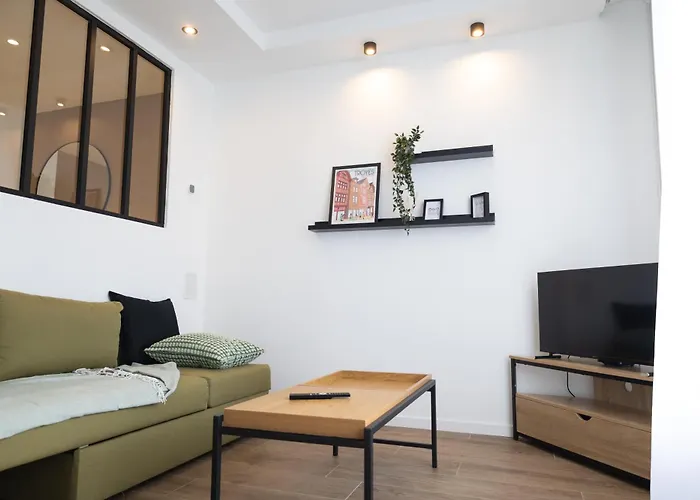 - Aux Pieds Du Cube *